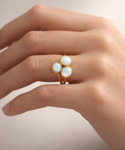 PearlAura — Üç Sedef Taşlı Zarif Yüzük